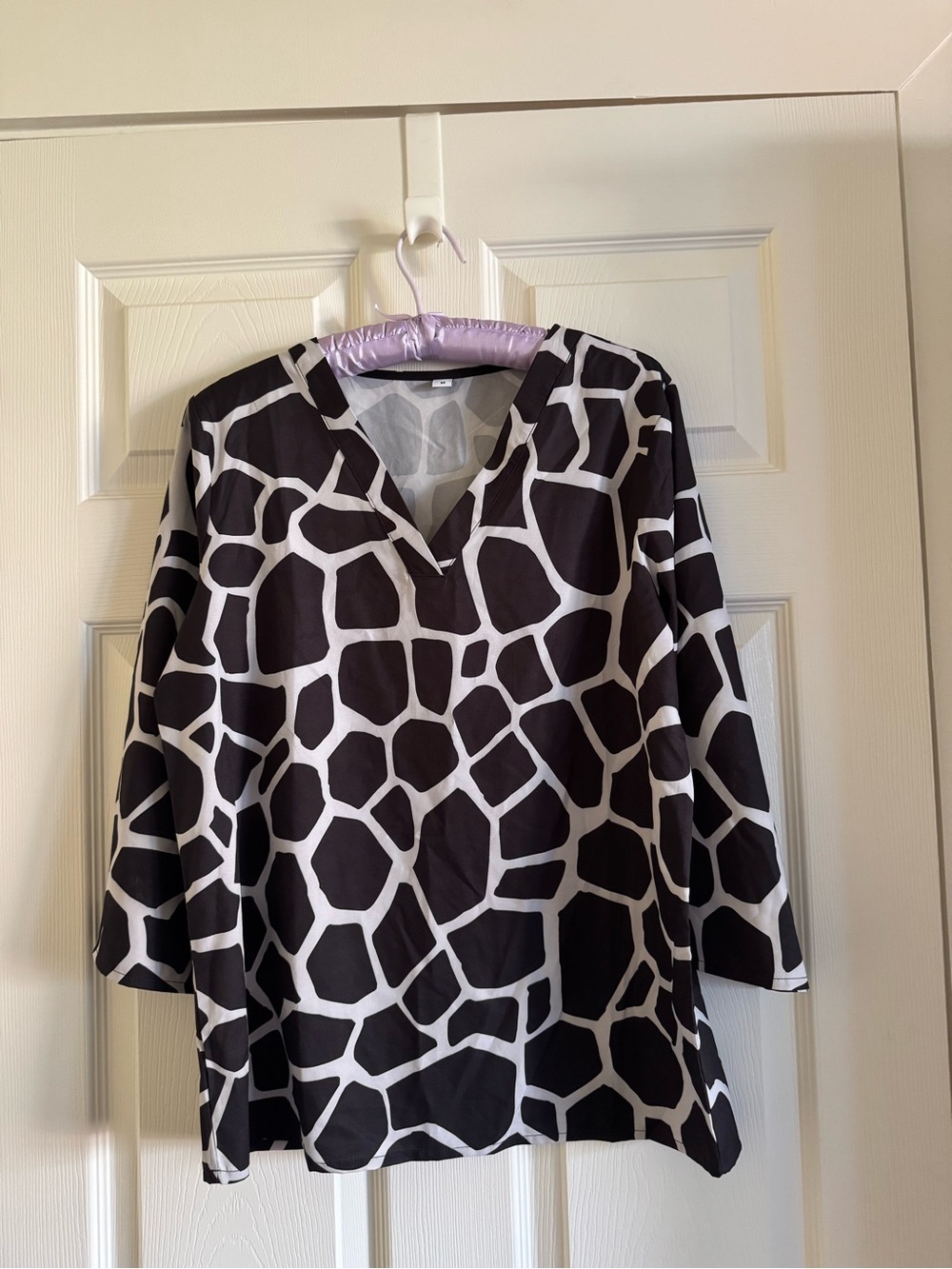 Source Unknown Black and White Giraffe Print V-Neck Blouse